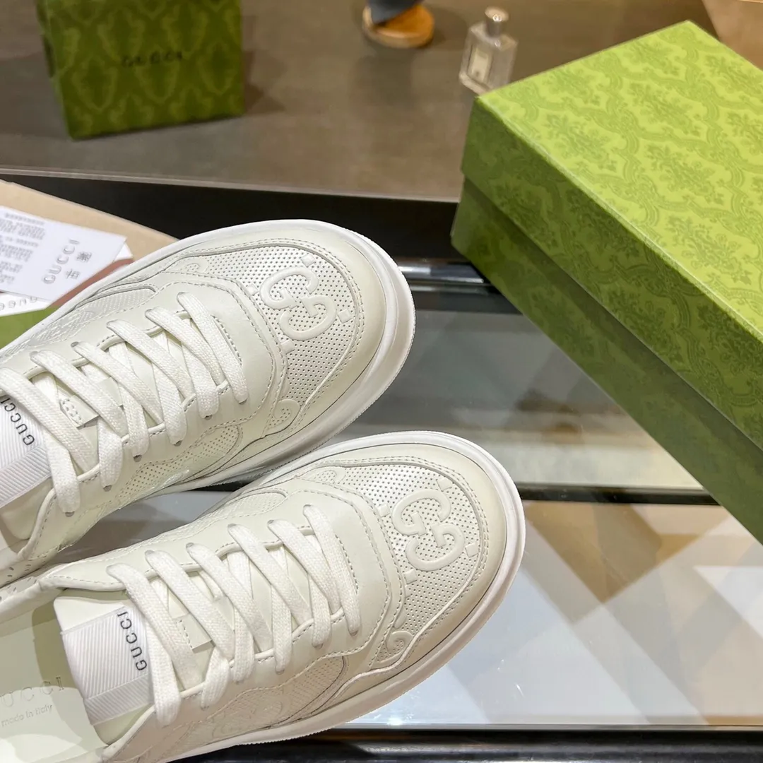 ✨Ex-factory price p480✨ Women's Shoes Women's Clothing Women's Shoes Women's Clothing Women's Shoes Women's Clothing Gucci - the new Chunky B series lightweight soft thick sole sports series! G's couple's white shoes, Gucci counter style, Gucci catwalk style! The style design is light, luxurious and retro...thick sole increases height...similar to an upgraded version of classic white shoes! Original customized cowhide fabric (classic old floral fabric, perforation, embossing process), cowhide lining, original foam lightweight outsole, GG Logo on the heel, 4cm thick sole, classic Gucci webbing... Women's 35-40/Men's 38-44 (full size)